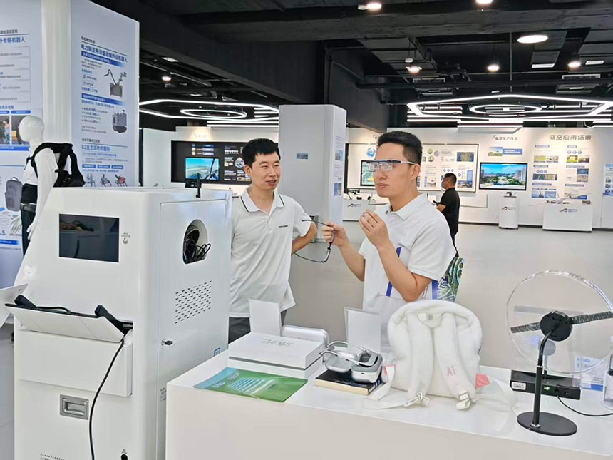 访客参观大赛展示区并体验设备。实习生 王芊摄