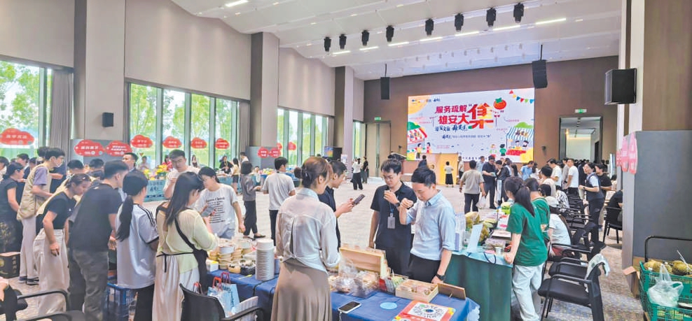 中國中化員工在“雄安見”團購自提點取貨。