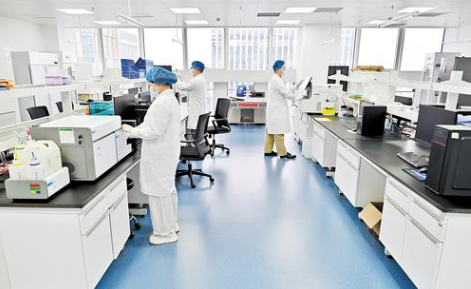 7月16日，雄安妙心生物科技有限公司的实验室内，工作人员正进行医学检验实验。本报记者 刘光昱摄