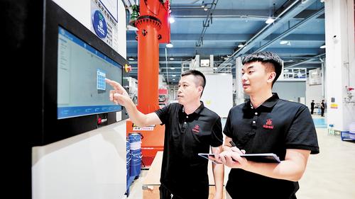 7月20日，位于雄安新区科创中心中试基地的煜鼎增材制造研究院股份有限公司，工作人员在检查设备运行情况。本报记者 李畅摄