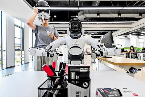 7月27日，雄安集团数城公司具身智能训练场，工作人员在训练机器人。