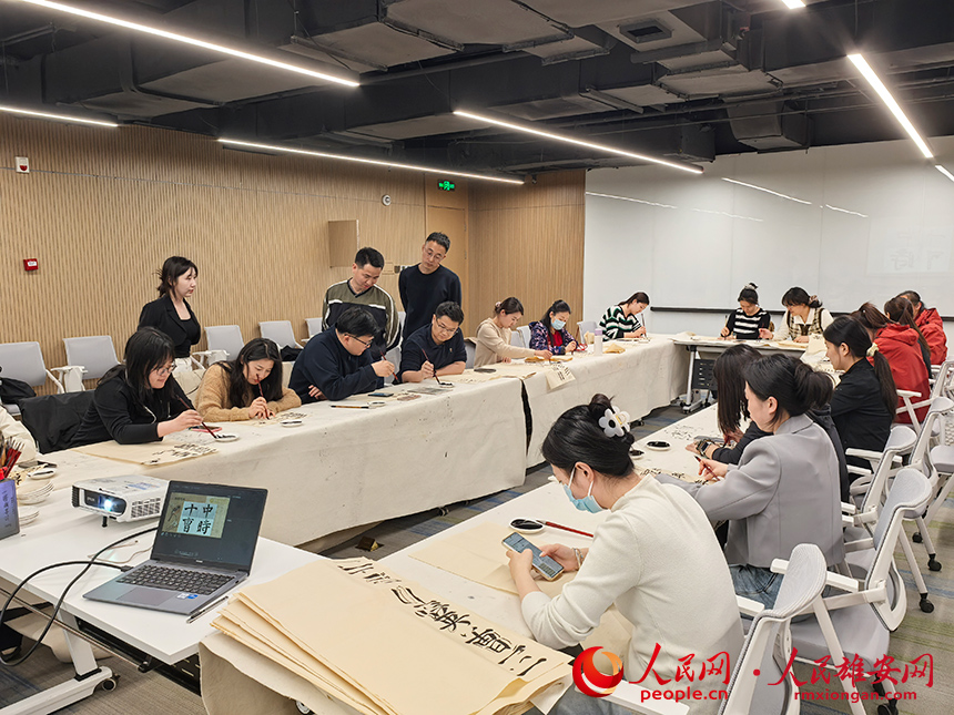 雄安青年夜校裡，學員正在上書法課。人民網記者 王紅攝