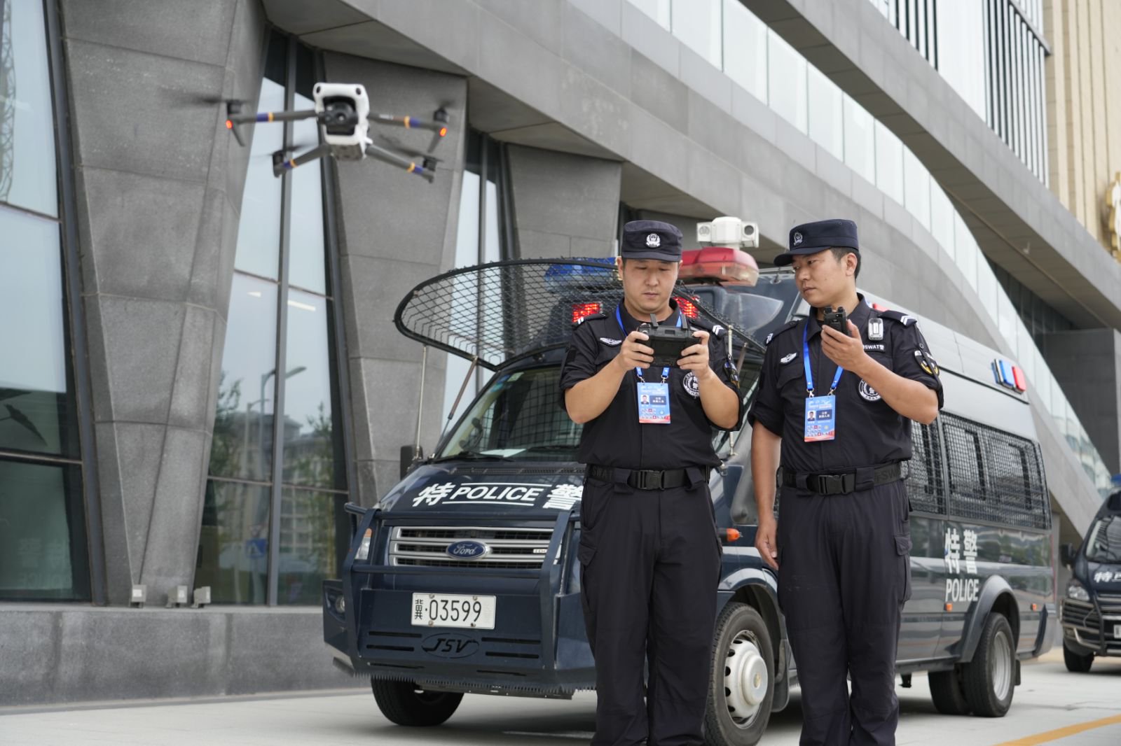 赛场外,民辅警通过警用无人机开展空中巡查,发布安全提示。雄安新区公安局供图