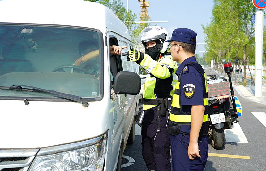 执勤交警在场馆周边路口疏导交通。雄安新区公安局供图