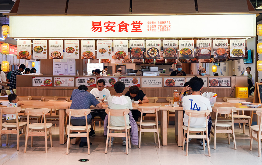 居民在易安食集用餐。雄安集团城发公司供图