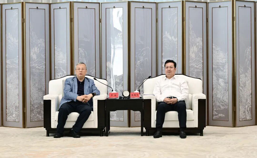 张国华与参加2026全球数字经济大会雄安数智未来论坛的中外嘉宾代表举行工作座谈。王伟倩摄