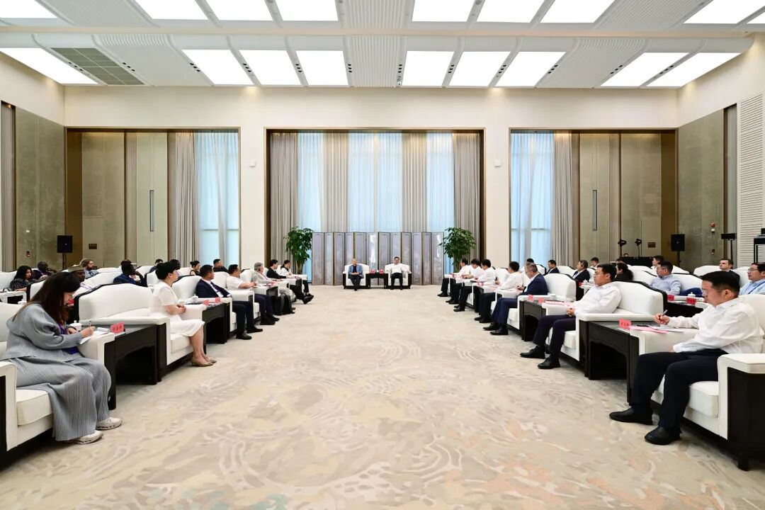 张国华与参加2026全球数字经济大会雄安数智未来论坛的中外嘉宾代表举行工作座谈。王伟倩摄