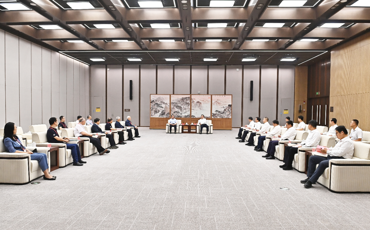 张国华与参加第三届中国计算机学会分布式计算大会暨中国算力网大会的重要嘉宾举行工作座谈。刘向阳摄