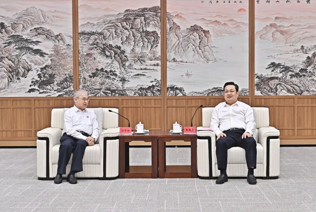 张国华与中国工程院院士邬贺铨等参加第五届中国IPv6创新发展大会的嘉宾举行工作座谈。刘向阳摄