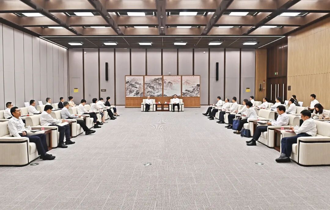 张国华与中国工程院院士邬贺铨等参加第五届中国IPv6创新发展大会的嘉宾举行工作座谈。刘向阳摄