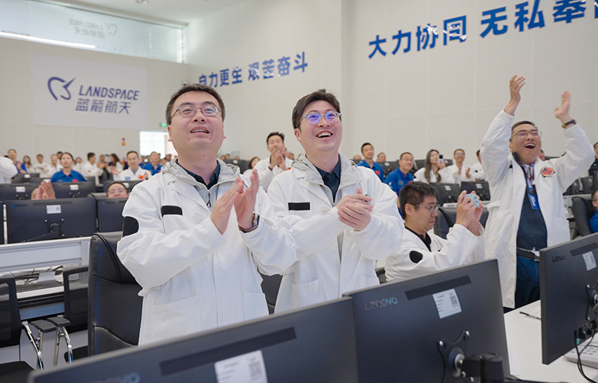 工作人員慶祝發射成功。鴻擎科技供圖