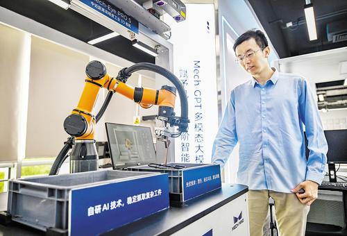 8月29日，梅卡曼德（雄安）機器人科技股份有限公司創始人兼CEO邵天蘭在操控工業機器手臂。本報記者 李東宇攝