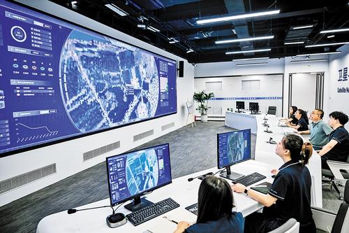 9月1日，雄安國創中心城市安全與時空研究所，工作人員通過雄安國創天巡平台進行城市運行監測。