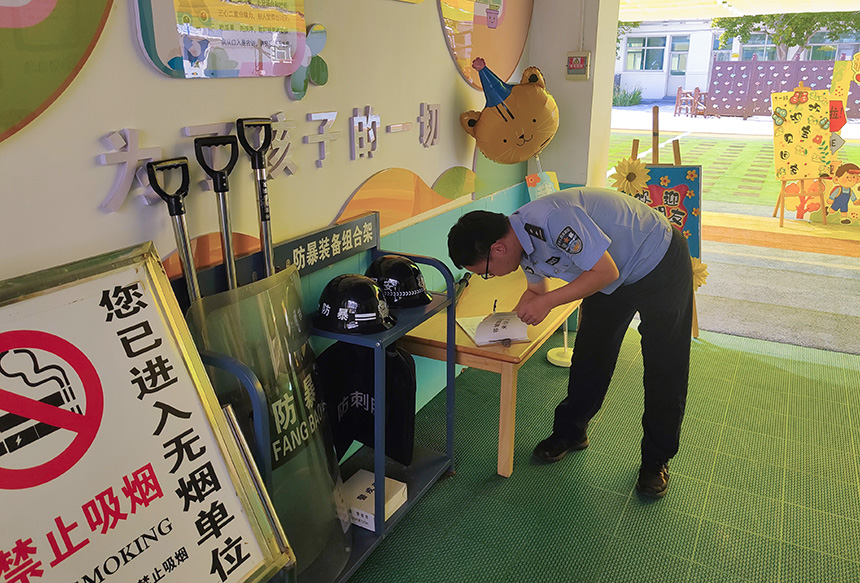 容城县公安局容城镇派出所民警到辖区幼儿园开展校园安全检查工作。雄安新区公安局供图