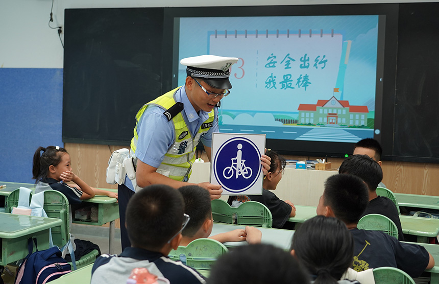 容东交警大队走进辖区雄安容和乐民小学开展“交通安全第一课”活动。雄安新区公安局供图