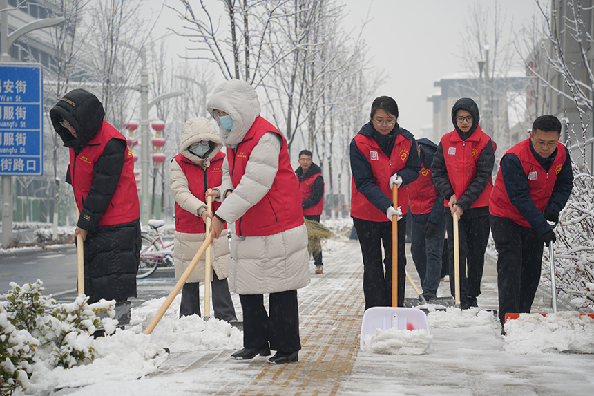 “有事找馮姐”服務團隊清掃積雪。大唐置業供圖