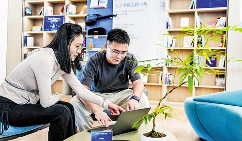 9月11日，雄安人工智能產業園OPC生態社區，楊宏偉（右）在社區的公共會客廳和客戶對接業務。