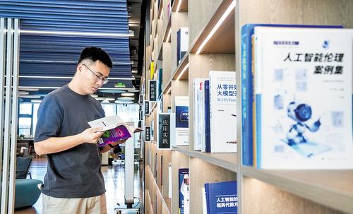 9月11日，楊宏偉在社區圖書角查閱資料。