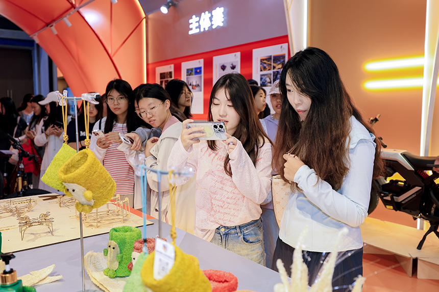河北智造·集群煥新展區，游客參觀拍照。主辦方供圖