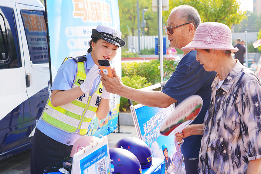 交通安全宣傳現場。雄安新區公安局供圖