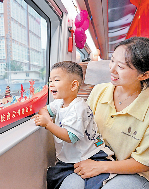 9月28日，京港高鐵雄安至商丘段開通運營。圖為旅客乘坐首發列車感受新線開通帶來的出行便利。本報記者 張 昊攝
