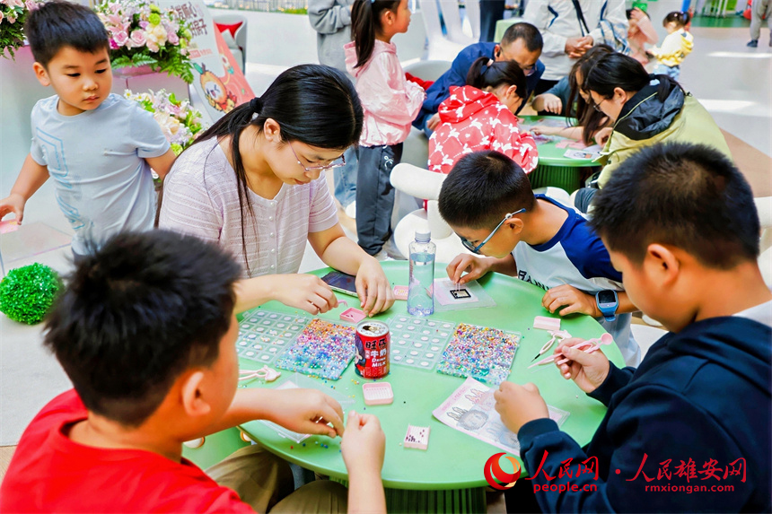 國慶假期，在雄安新區啟動區，家長帶孩子參加游戲。人民網記者 王紅攝