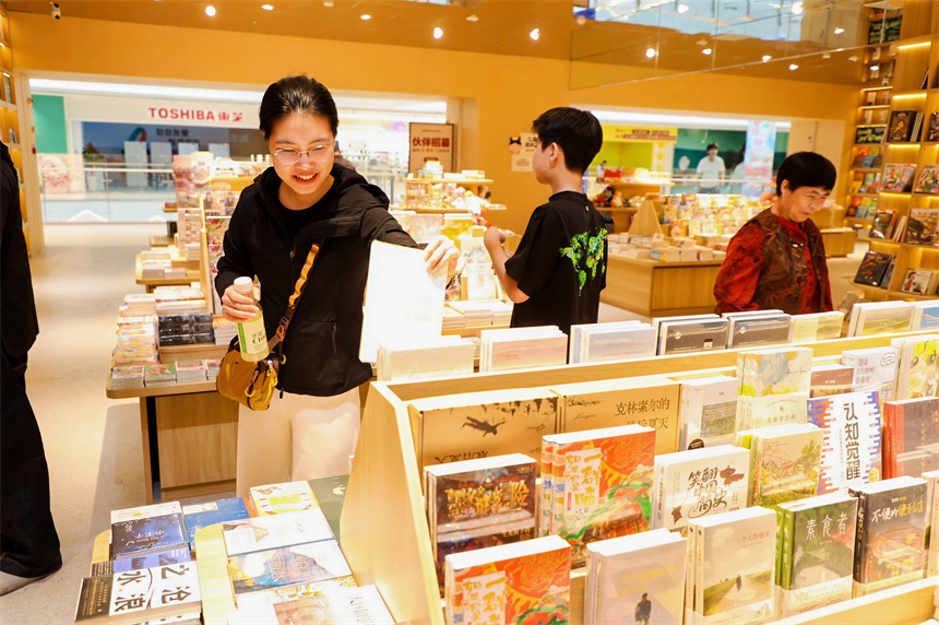 國慶假期，雄安新區市民在書店挑選書籍。雄安集團城發公司供圖