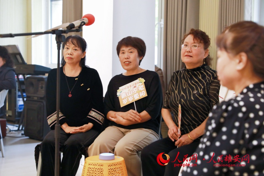 社区歌唱爱好者齐聚共享音乐室，以歌会友、共唱经典。人民网记者 宋烨文摄