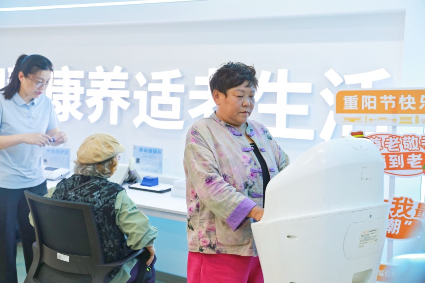 老年人在社区健康小屋体验“智慧健康”服务。人民网记者 宋烨文摄