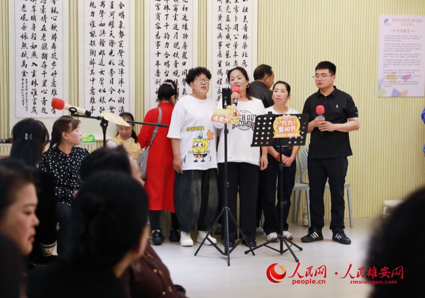 社区歌唱爱好者齐聚共享音乐室，以歌会友、共唱经典。人民网记者 宋烨文摄