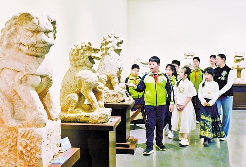 10月16日，雄安新区雄县德韵博物馆升级改造后开馆，学生们参观馆中石雕展品。本组图片由本报记者刘光昱摄