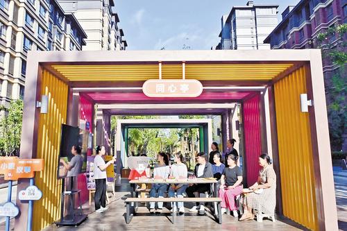 近日，雄安新區南文社區弘文花園小區的“同心亭”內，社區工作者、居民、物業工作人員等在共同議事。本報記者 劉光昱攝