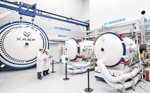 10月12日,技术人员正在进行试验前准备工作。雄安卫星AIT(总装、集成、测试)中心集研发、制造、测试于一体,可共线生产、测试多型号商业卫星。本报记者 李东宇摄