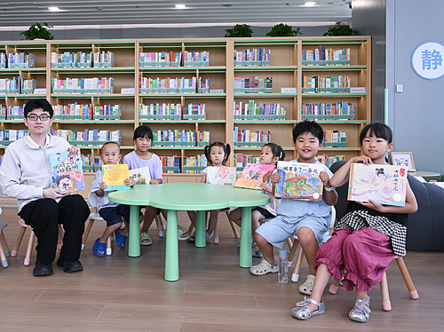 雄安图书馆开馆以来,特色阅读品牌活动接连落地,书香正成为未来之城最日常的底色。杨亚文摄