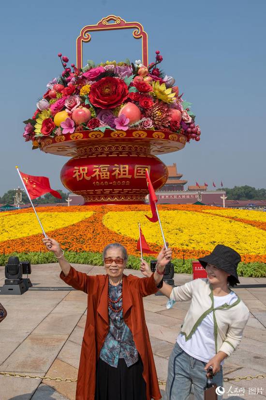 “祝福祖国”巨型花果篮亮相天安门广场。人民网记者 翁奇羽摄 