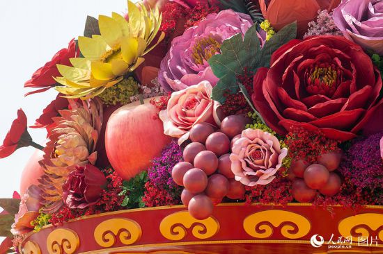 “祝福祖国”巨型花果篮亮相天安门广场。人民网记者 翁奇羽摄