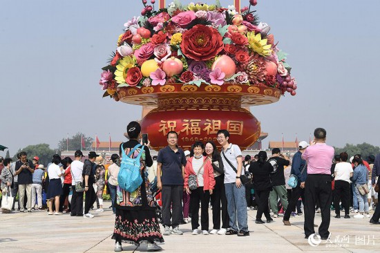 “祝福祖国”巨型花果篮亮相天安门广场。人民网记者 于凯摄