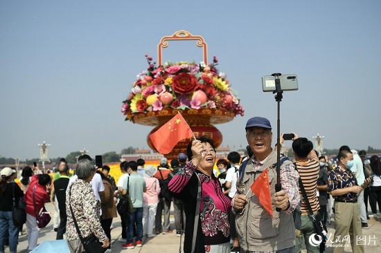 “祝福祖国”巨型花果篮亮相天安门广场。人民网记者 于凯摄