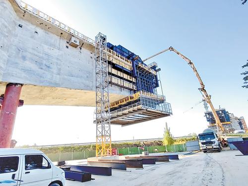 5月13日凌晨4时,雄商高铁枣强特大桥跨大广高速连续梁拱405号墩4#悬臂浇筑节段顺利浇筑完成。图为5月12日拍摄的施工现场。 中铁六局雄商五标项目部供图