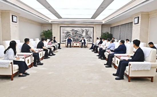 张国华与人民网党委书记、总裁范正伟一行举行工作座谈。刘向阳摄